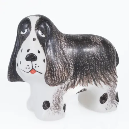 Figurin "Spaniel" LISA LARSON för K-Studion Gustavsberg, höjd 11 cm, glaserat stengods. Signerad Lisa L. i botten. Vikt: 278,3g. 