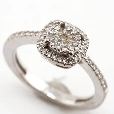 Ring m diamanter, vitguld, stl 15½(48), bredd 8mm, 18k, 1 sten saknas Vikt: 3,4 g