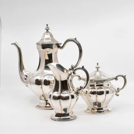 Kaffeservis, kaffekanna  27cm, gräddkanna 16cm, sockerskål 15cm, tillverkare Rothoffs Eftr Strängnäs,  år 1923, personlig gravyr, ojämn botten på kaffekanna, silver 830/1000 Vikt: 1147,6 g