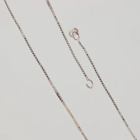 Kedja Venezia, längd 39,5cm, bredd 1mm, ojämnheter, saknar lås, Silver 925/1000 Vikt: 2,6 g