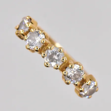 Ring med vita stenar, stl 17½, GHA, ojämn skena, 18K Vikt: 1,3 g