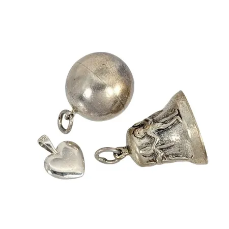 Hängen, tre st, silver, (klockan saknar sin kläpp) Vikt: 12 g