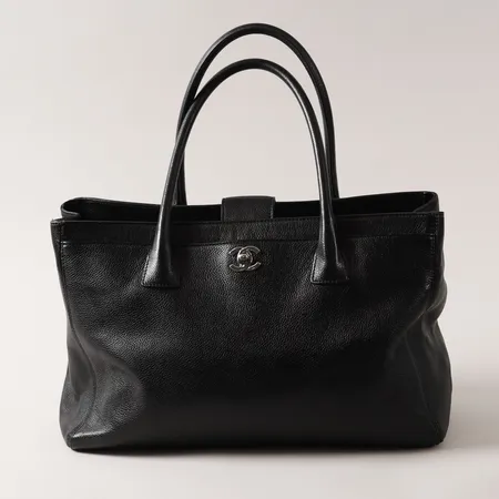  Väska Chanel Cherf Executive Tote, svart kaviarläder, mått ca 34 x 12 x 25cm, serie-nr: 12067633, för år 2008-2009, beslag i vitfärgad metall, svart tyg invändigt, två fack samt tre innerfickor varav en avtagbar, bruksslitage, behov av reparation vid ena tryckknappen, fläckar invändigt, lösa sömmar, inga övriga tillbehör. 