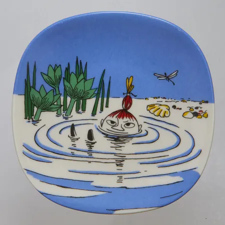 Väggtallrik Mumin Lilla My simmar (1991-1994), 12x12cm, vitroporslin, stämplad Arabia Finland