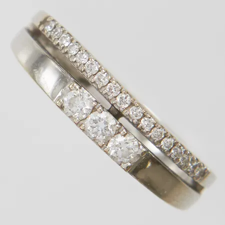 Ring med 20 diamanter 0,25ctv enligt gravyr, stl16, bredd 2,5-4,5mm, vitguld, behov av rodiering, 18K Vikt: 3,4 g