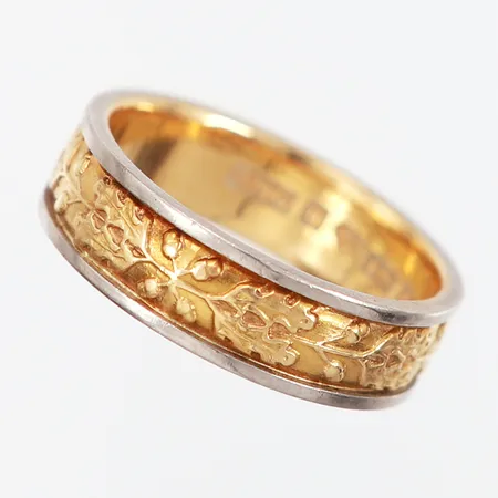 Ring stl19 blomsterdekor med kanter i vitgul, gravyr, 18K Vikt: 8,3 g
