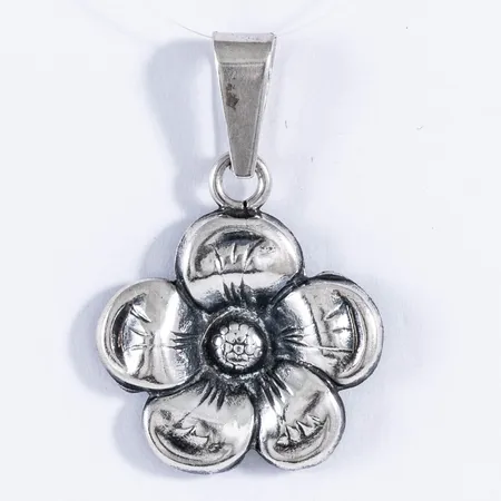 Hänge Blomma i silver. Det är 19 mm brett, 29 mm långt inkl. ögla och väger 1,8g. 