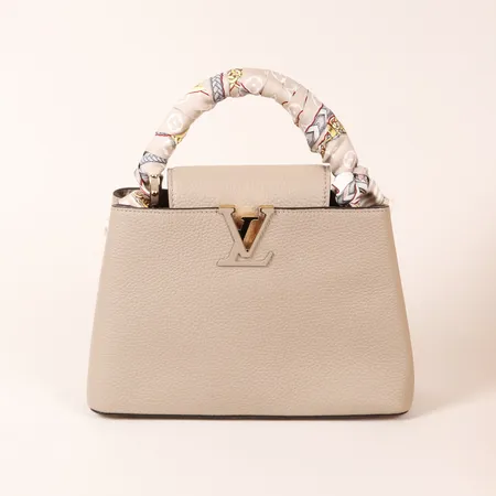 Väska Louis Vuitton, Capucines BB Tau Galet, modell-nr: M94634, beige/grått skinn, beslag i gulfärgad metall, mått ca 27 x 9 x 18cm, brunt skinn invändigt , två fack samt en innerficka, axelrem, scarf Louis Vuitton medföljer, modell-nr: M77698,  kvittokopia inköpt från Louis Vuitton Birger Jarlsgatan år 2022, dustbag, originalbox. 