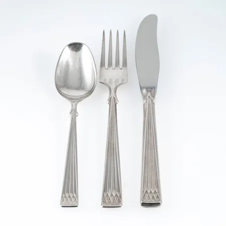 4 bordsgafflar 170 mm, 4 bordsknivar (rostfritt blad) 119 mm, 4 efterrättsskedar 150 mm i silver (830/1000) av modellen Arvsilver. Vikt gafflar och skedar 212g. Bruttovikt knivar 206 (c:a nettovikt knivar 41g)