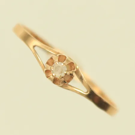 Ring med vit sten stl 17¼, bredd 2-4mm, 14K, 0,7g Vikt: 0,6 g