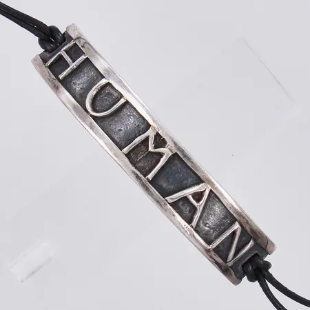 Armband HUMAN, Efva Attling, platta ca 6cm, bredd ca 11mm, i silver med läderband Vikt: 14,6 g