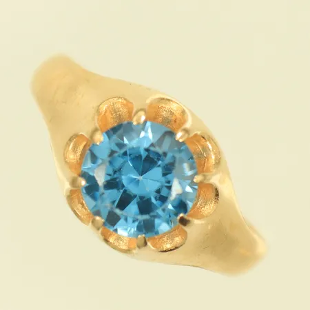 Ring med ljusblå sten stl 19½, bredd 3,5-10mm, 18K, 5,2g bruttovikt 