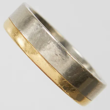 Ring slät, stl19, bredd 6mm, tvåfärgad, gravyr, 18K Vikt: 9,5 g