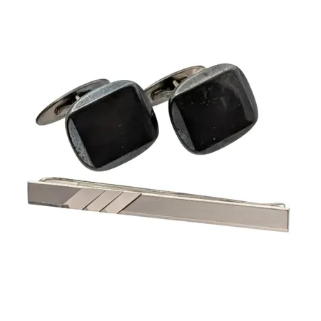 Manschettknappar, ett par, mått 19x15,5 mm + Slipsnål, längd 50 mm, silver 830-925/1000 Vikt: 12,1 g