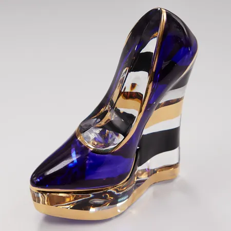 Glasskulptur Make Up, sko, design Åsa Jungnelius, Kosta Boda, ametist lila, höjd ca 12cm, Skickas med paket.