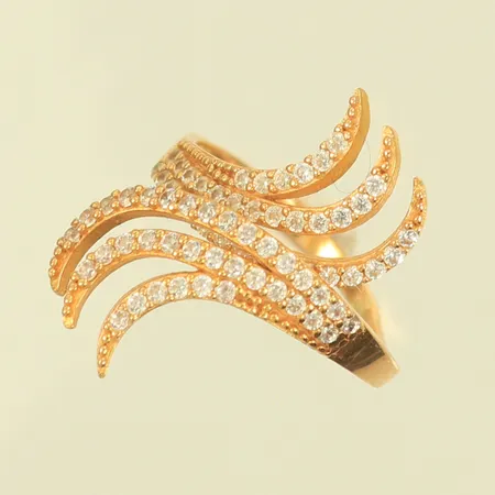 Ring med vita stenar, defekt skena, 21K 3,9g totalt. 