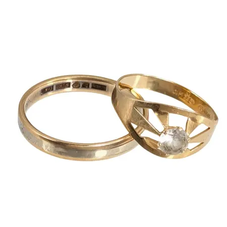 Ringar, två st, 18K guld, slitage, gravyr, bruttovikt 5,7g Vikt: 5,7 g