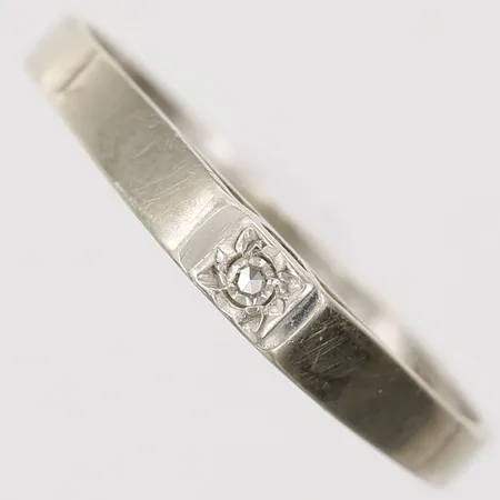 Ring med diamant 1 x ca 0,02ct, stl: 17¾, bredd: 2 -3mm, 18K vitguld.  Vikt: 1,6 g