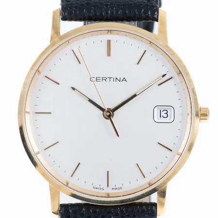 Herrur Certina i 18K guld med svart läderband (original). Boett Ø 33,5 mm, quartz, datumfönster, safirglas. Går ej - Batteribyte krävs? Bruttovikt: 27,2g. 