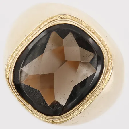 Klackring med brun sten, stl: 17¾, bredd: 4 - 16mm, gravyr, 18K guld.  Vikt: 10,4 g