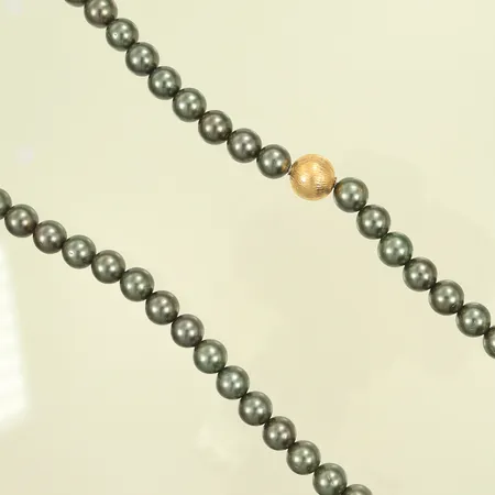 Pärlcollier Ole Lynggaard, längd 46cm, bredd 7mm, kullås i guld, oäkta pärlor, 18K, 44,5g bruttovikt 