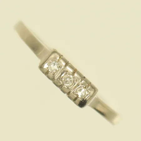 Ring vitguld med 3 vita stenar, stl 17½ bredd 1-3mm, graverad, 18K 1,8g totalt.