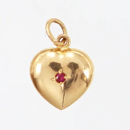 Hänge hjärta med röd sten, höjd;15mm inklusive ögla, bredd;10mm, 18K  Vikt: 0,7 g