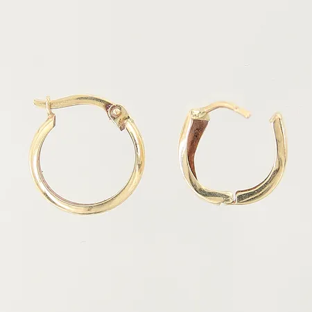 Udda örhängen, skeva, defekta, 18K  Vikt: 1,1 g