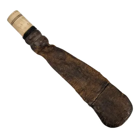 Krutpung, 1800-tal, läder/skinn (med litet hål), pip i svarvat horn, längd 18 cm, åldersrelaterat bruksskick