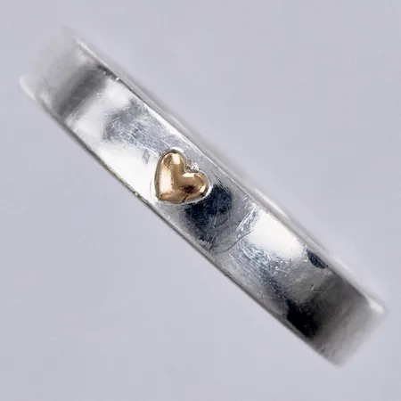 Ring med förgylld detalj ,stl: 17 ¼, bredd ca 4mm, 925/1000 silver Vikt: 4 g