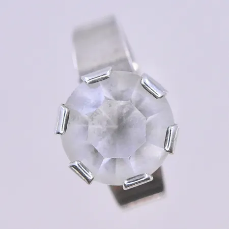 Ring med vit sten stl:17¼ något justerbar, bredd 6-12 mm, silver 925/1000. Vikt: 4,5 g