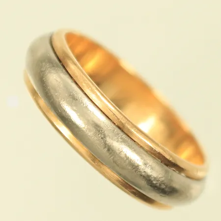 Ring tvåfärgad stl 18¾, bredd 6mm, sliten, gravyr, 18K, 9,1g Vikt: 9,1 g