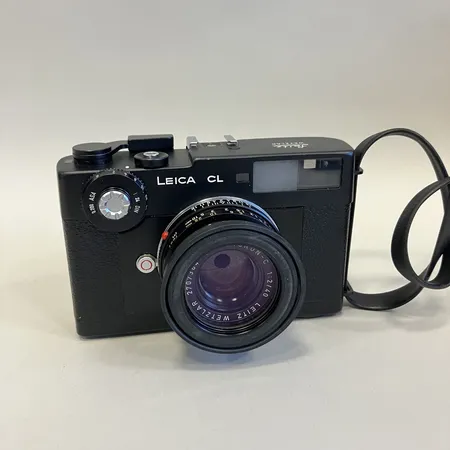 Kamerahus Leica CL, serienr: 1436392, med objektiv Summicron-C 1:2/40, serienr: 2707364, objektiv Elmar-C 1:4/90, serienr: 2643059, objektivfodral, kamera fodral, väska.  Skickas med postpaket.