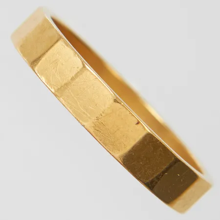 Ring med fasetterad design, stl 19¾, bredd 4mm, Schalin, gravyr, 18K Vikt: 5,4 g