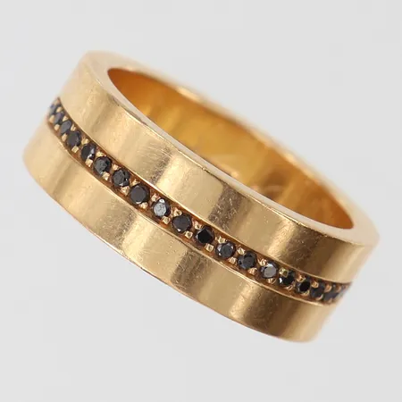 Ring Efva Attling "Wide & black stars", med svarta diamanter totalt 0,43ctv, stl: 19¼, bredd 8mm, repor, 18K.  Vikt: 15,4 g