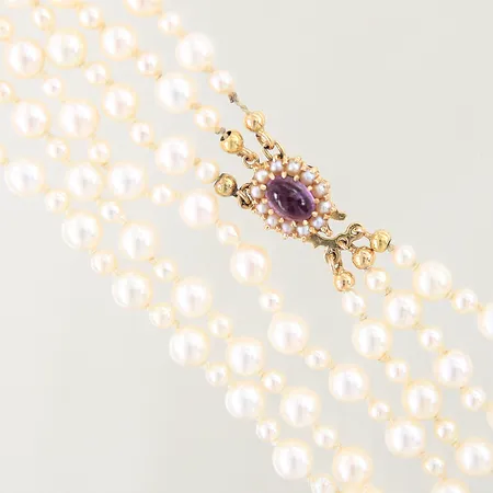 Pärlcollier, treradigt, med odlade pärlor, längd ca 39cm, bredd 3-6mm, lås i 18K samt cabochonslipad ametist dekorerat med orientaliska pärlor, bruttovikt: 32,9g Vikt: 0 g