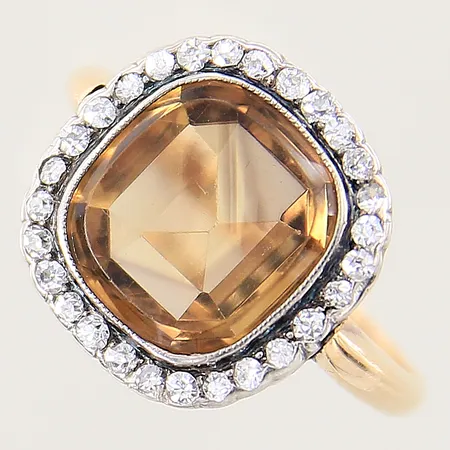 Ring med citrin samt diamanter 28 x ca 0,01-0,02ct, åttkantslipade, stl 18¼, bredd 2-16mm, år 1920, Linköping, troligen tillverkad av Nygård & Son Chr, fattning i silver, något otydlig tillverkarstämpel, citrin med mindre nagg på fasetterna, 18K Vikt: 4,8 g