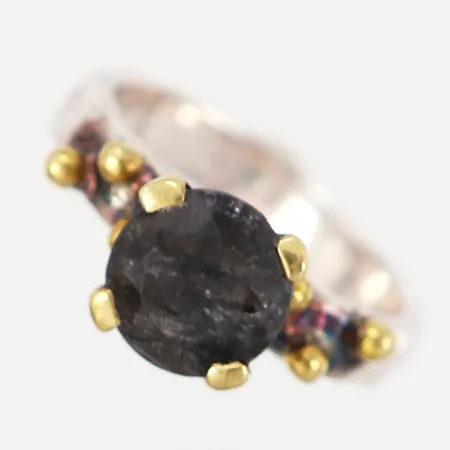 Ring med sten stl 16½, bredd: 4-8mm, detaljer i gulmetall, silver 925/1000 Vikt: 3,8 g