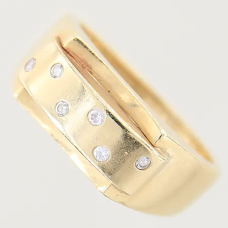 Ring med vita stenar, stl: 17¼, bredd: 3,5mm, skev skena, 14K  Vikt: 6 g