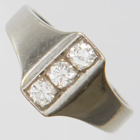 Ring med 3 diamanter 0,35ctv enligt gravyr, stl18, bredd 3-11mm, vitguld, defekt avklippt skena, 18K Vikt: 5,5 g