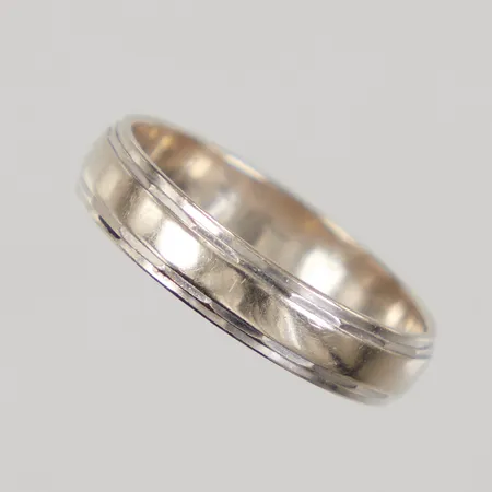 Ring , stl 16½, bredd 4mm, bör omrodieras, gravyr, vitguld, 18K Vikt: 2,9 g