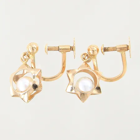 Ett par örhängen med odlade pärlor, längd: 14mm, bredd: 3,2-11,2mm, skruvlås, 18K  Vikt: 2,4 g