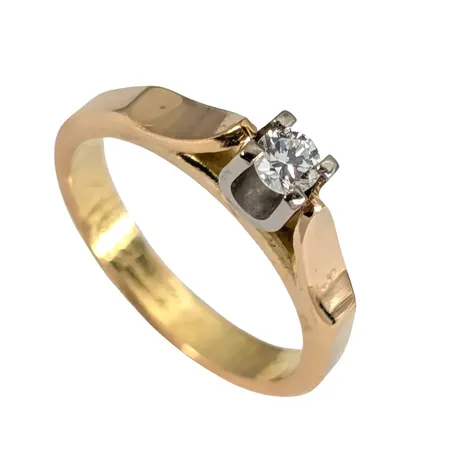 Diamantring, 18K guld, Diamant 0,15ct - CR SI, otydlig tillverkarstämpel, svensk kontrollstämpel, Ø16¾ mm, bredd 3-4 mm, borttag av gravyr ingår Vikt: 4,9 g