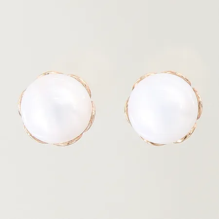 Ett par örhängen med odlade pärlor, Ø8mm, skruvlås, 14K  Vikt: 3,6 g