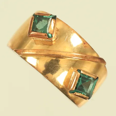 Ring med 2 gröna stenar stl 15½ bredd 5-9mm, 18K 2,4g Vikt: 2,4 g