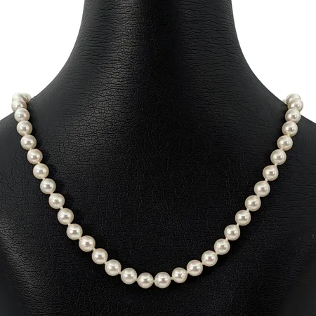 Pärlcollier, jämnbred modell, odlade sötvattenspärlor Ø 6,3 mm, blåvitrosa ton, mycket god lyster, klotlås i silver 925/1000, Guldfynd (GFAB), låsets diameter 9 mm, collierets längd 40,0 cm, fint skick