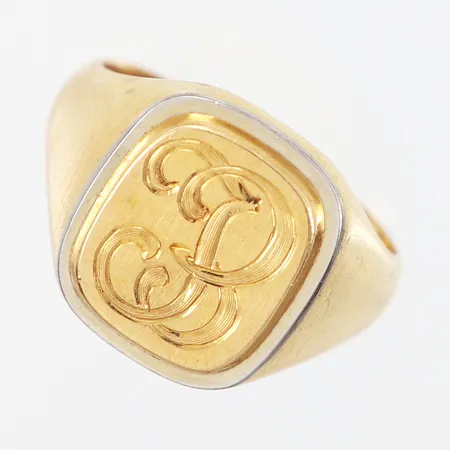 Ring stl19¾, platta 15,8 x 14,3mm, monogram samt kant i vitguld, 18K  Vikt: 12,5 g