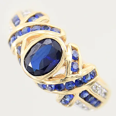 Ring med syntetiska safirer samt vita stenar, stl: 17¼, bredd: 3mm, 18K Vikt: 5,6 g