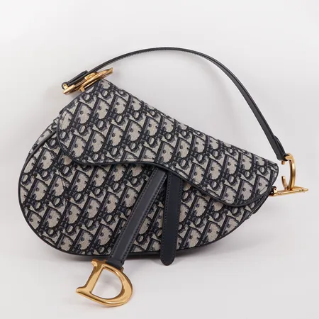Väska, Christian Dior Oblique Saddle Bag, monogramcanvas med beslag i guldfärgad metall, ca 24x19x7cm, nummer 05-RU-1109, märkt: Christian Dior Paris made in Italy, dustbag, ytterkartong, följesedel från köp Dior-2019