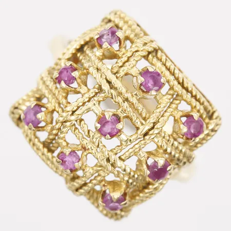 Ring med rosa rubiner, genombruten dekor, stl: 17, bredd: 2-17mm, 18K guld.  Vikt: 5,5 g